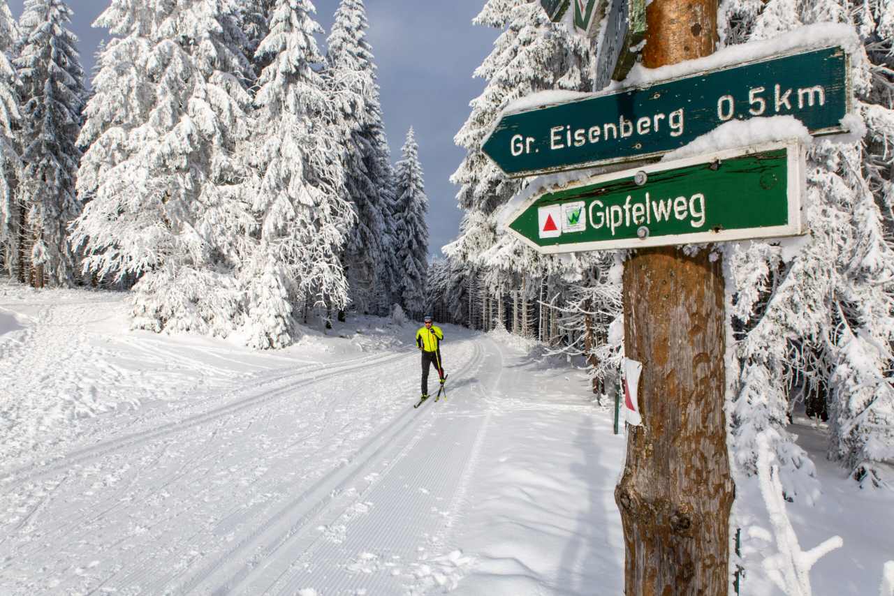 Langlaufloipe im verschneiten Thüringer Wald