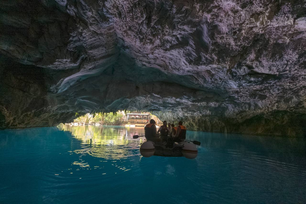 Schlauchbootfahrt durch die Altınbeşik-Höhle