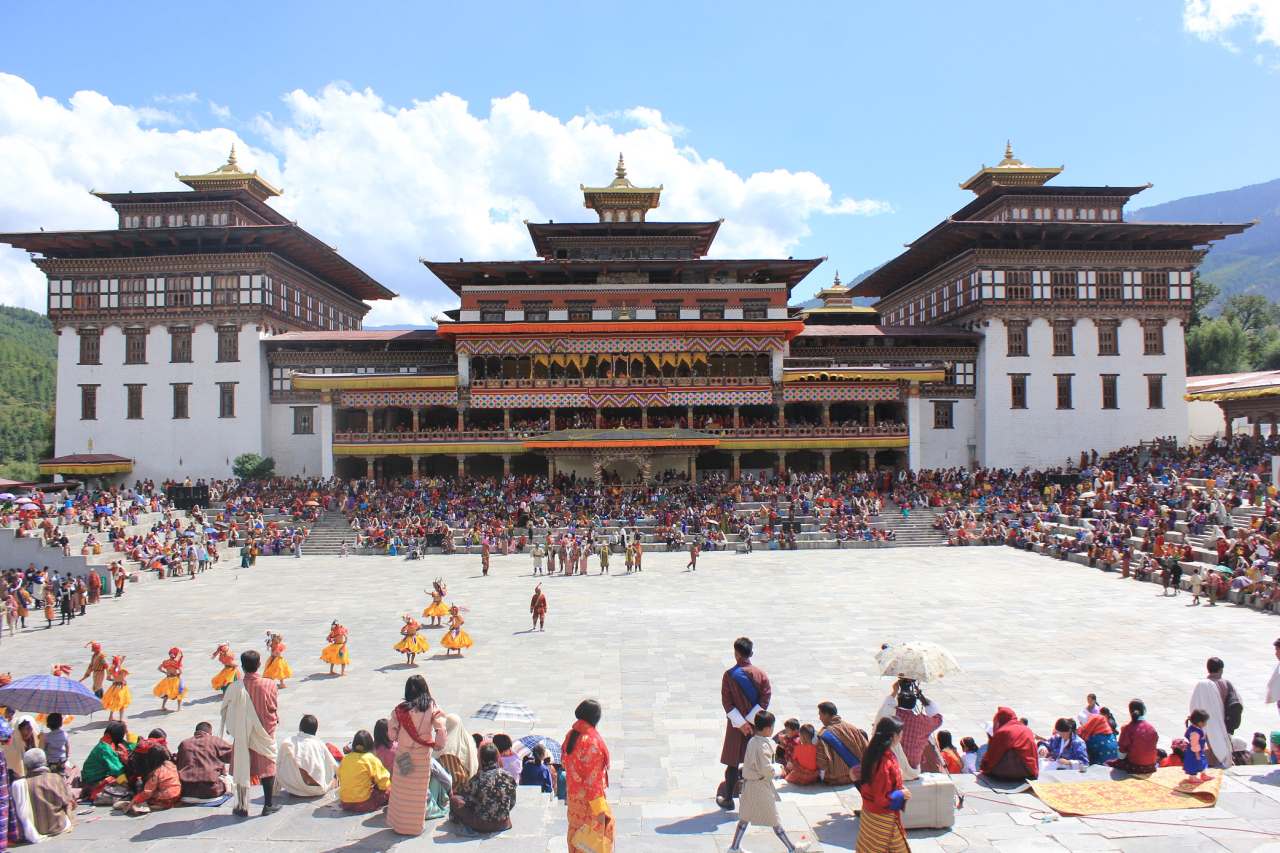 Besucher beim Thimphu Festival Bhutan