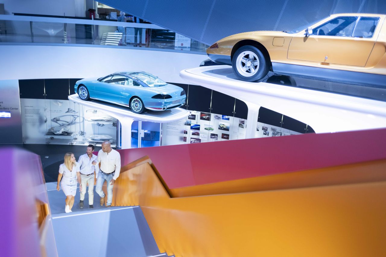 Besucher auf Zeitreise im Mercedes-Benz-Museum