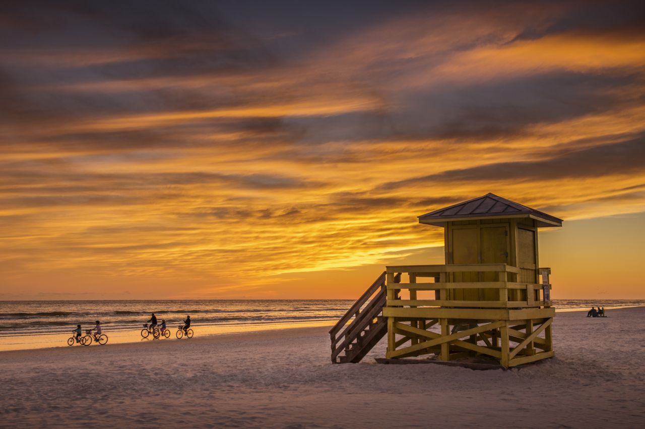 Fahrradfahrer am Siesta Key Beach bei Sonnenuntergang