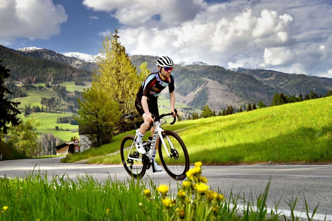 Rennradfahrer beim Training in Osttirol