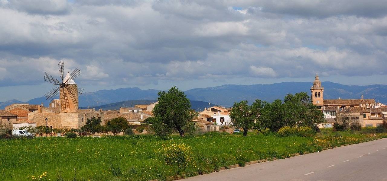 Algaida Mallorca Windmühle und Kirche