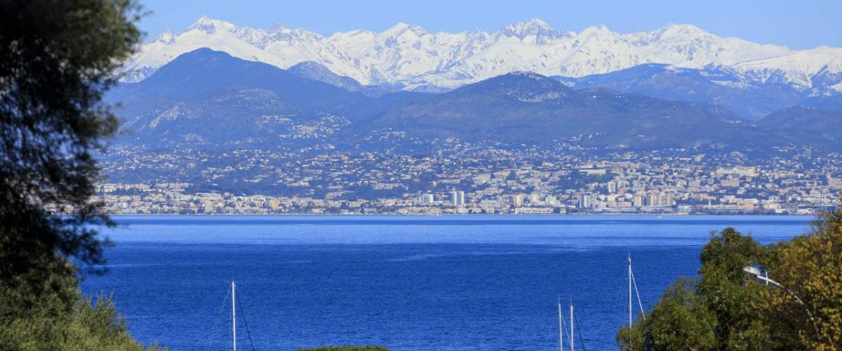 Antibes mit verschneiten Gipfeln im Hintergrund