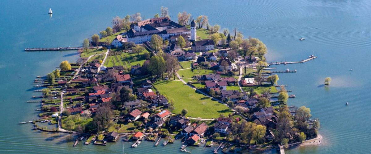 Autofreie Fraueninsel mit Bootsanlegern