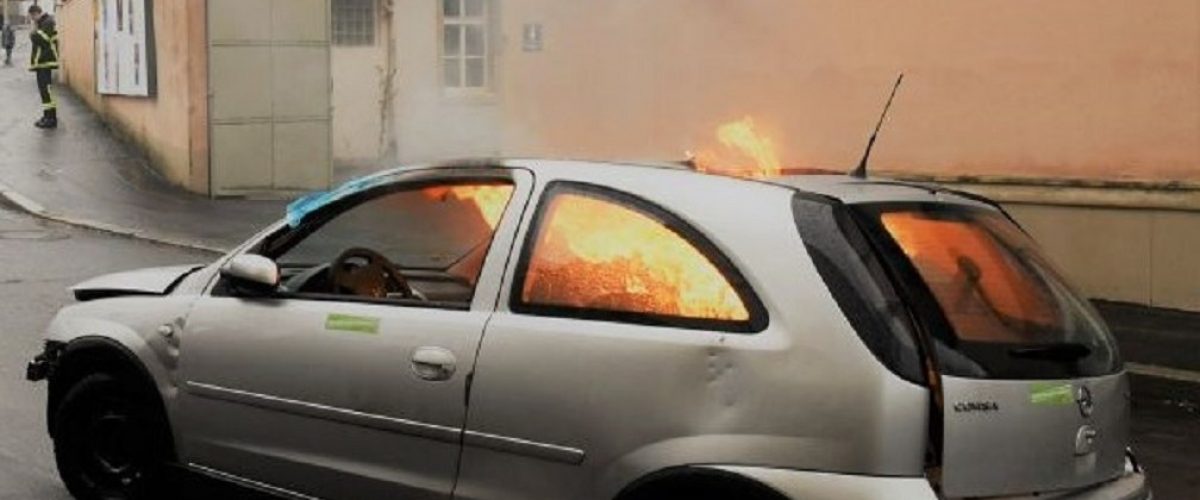 Autounfall im Ausland brennendes Auto