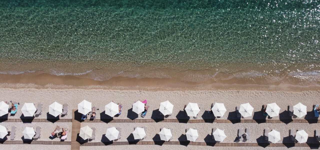 Barbati Korfu Strand mit Sonnenschirmen
