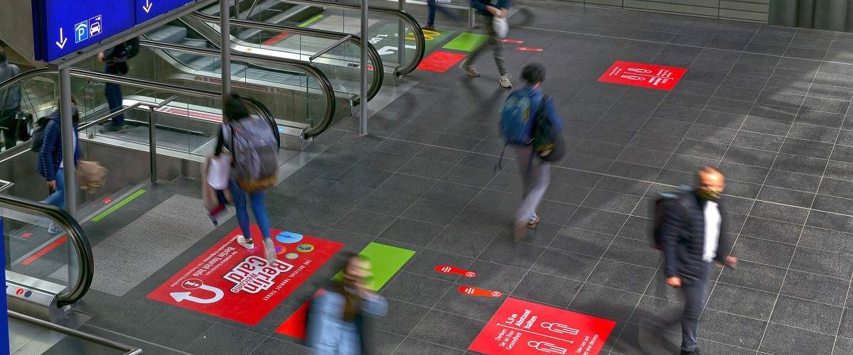 Berliner Hauptbahnhof Abstands-Bodenmarkierungen