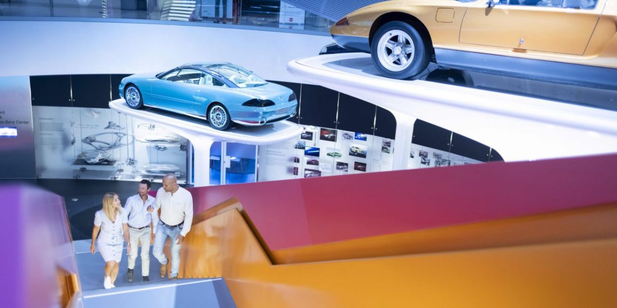 Besucher auf Zeitreise im Mercedes-Benz-Museum