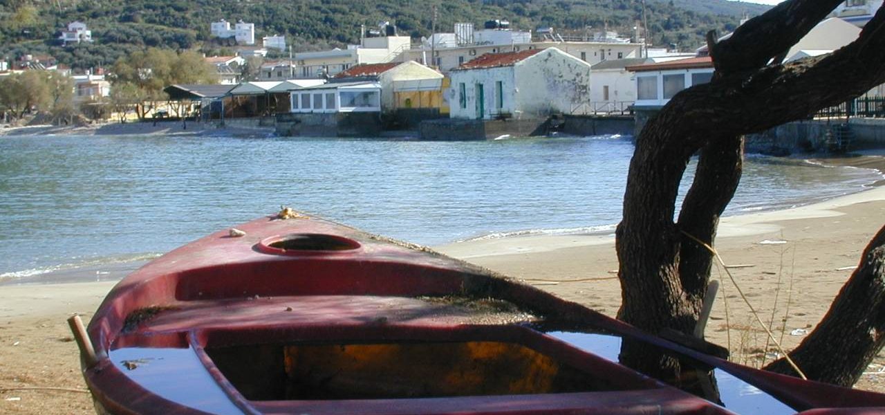 Boot am Strand von Almirida