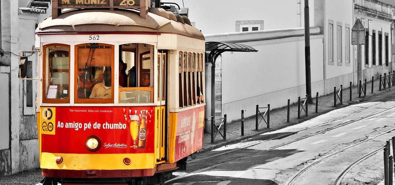 Farbenfrohe Straßenbahn in Lissabon