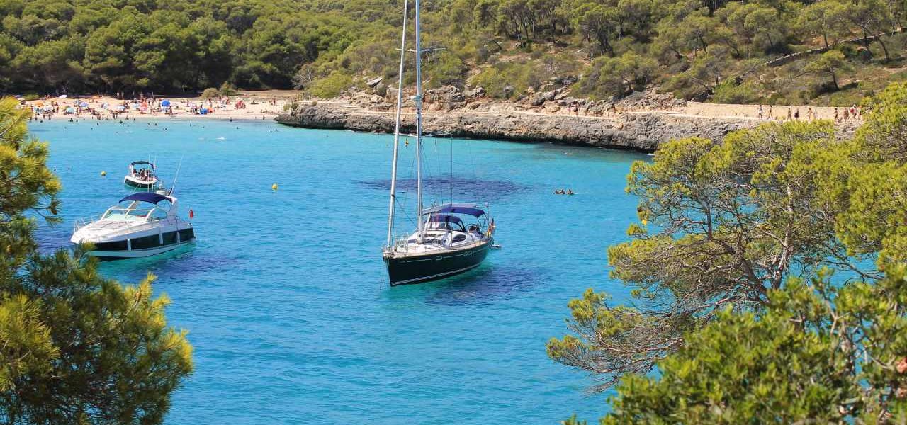 Cala Mondragó Bucht mit Booten