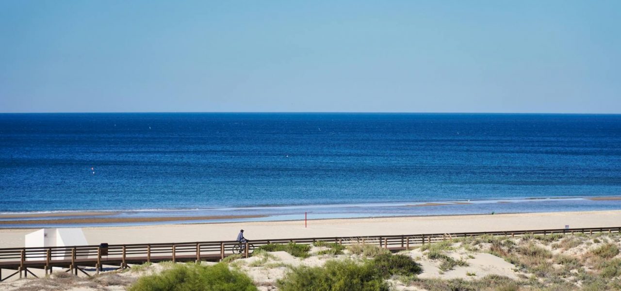 Fahrradfahrer Holzsteg Monte Gordo