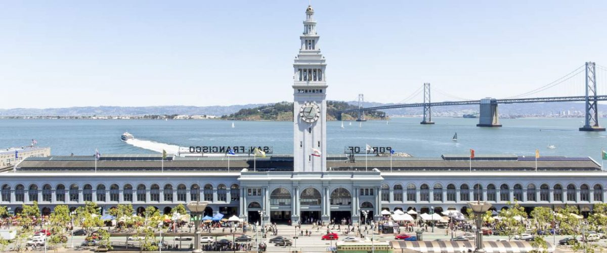 Ferry Building und Bay Bridge in San Francisco