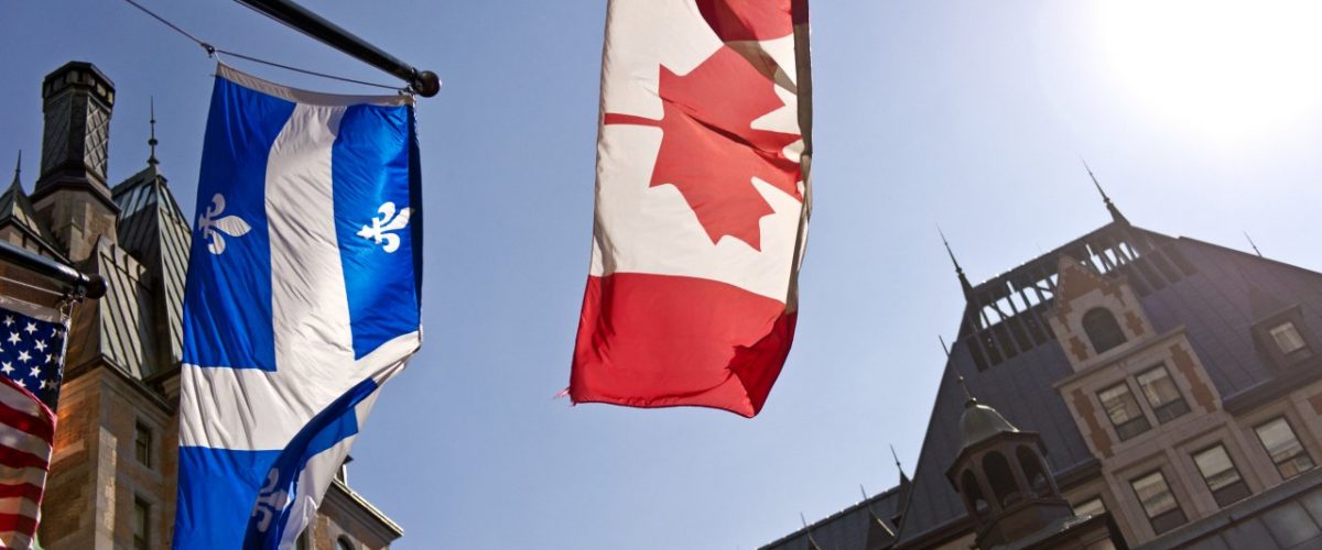 Flaggen an einem Gebäude in Quebec