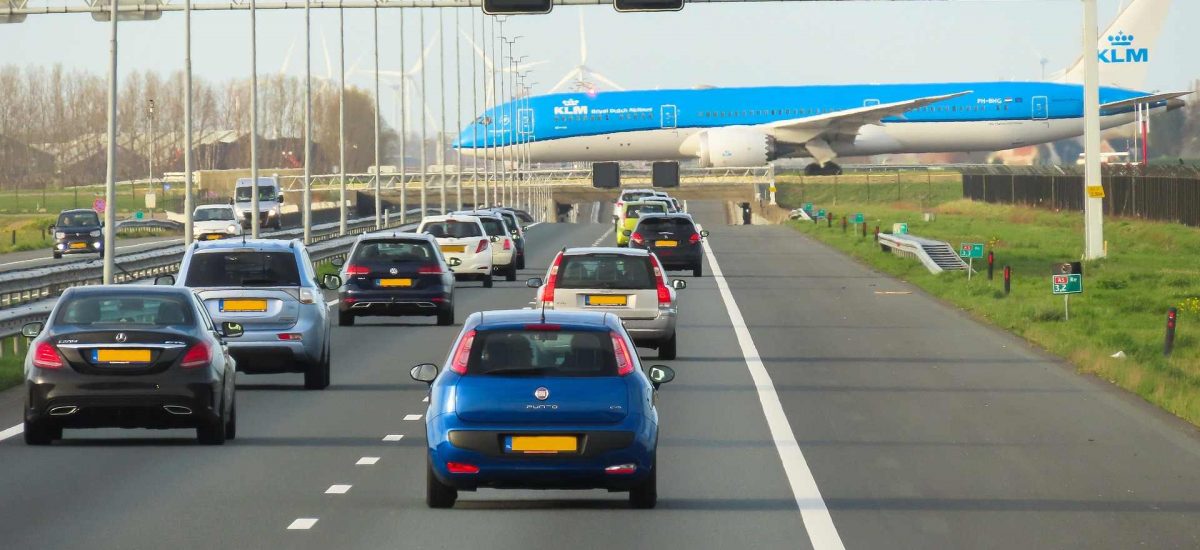 Flughafen Amsterdam Passagierflugzeug kreuzt Straße