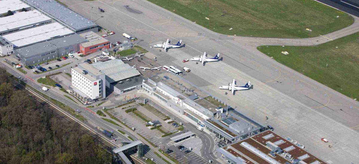 Flughafen Friedrichshafen Terminal und Vorfeld aus der Vogelperspektive