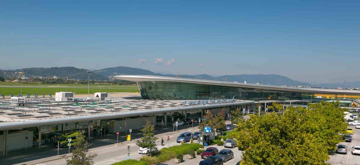 Flughafen Graz Terminal mit Parkplätzen