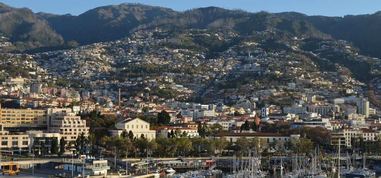 Funchal Stadt und Yachthafen