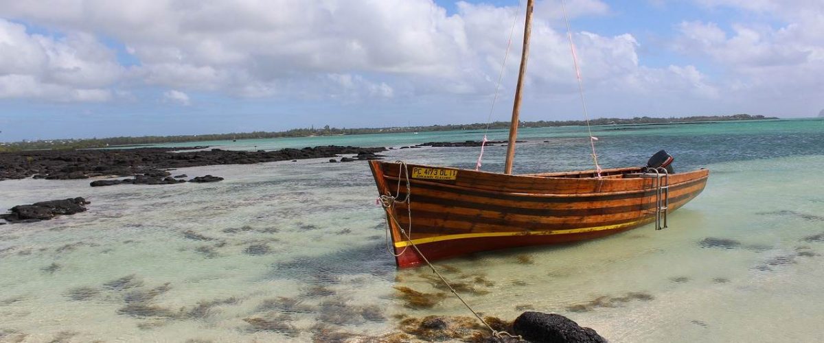 Holzboot am Strand auf Mauritius