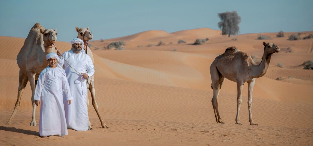 Kamelführer in traditionellem Gewand Ras Al Khaimah