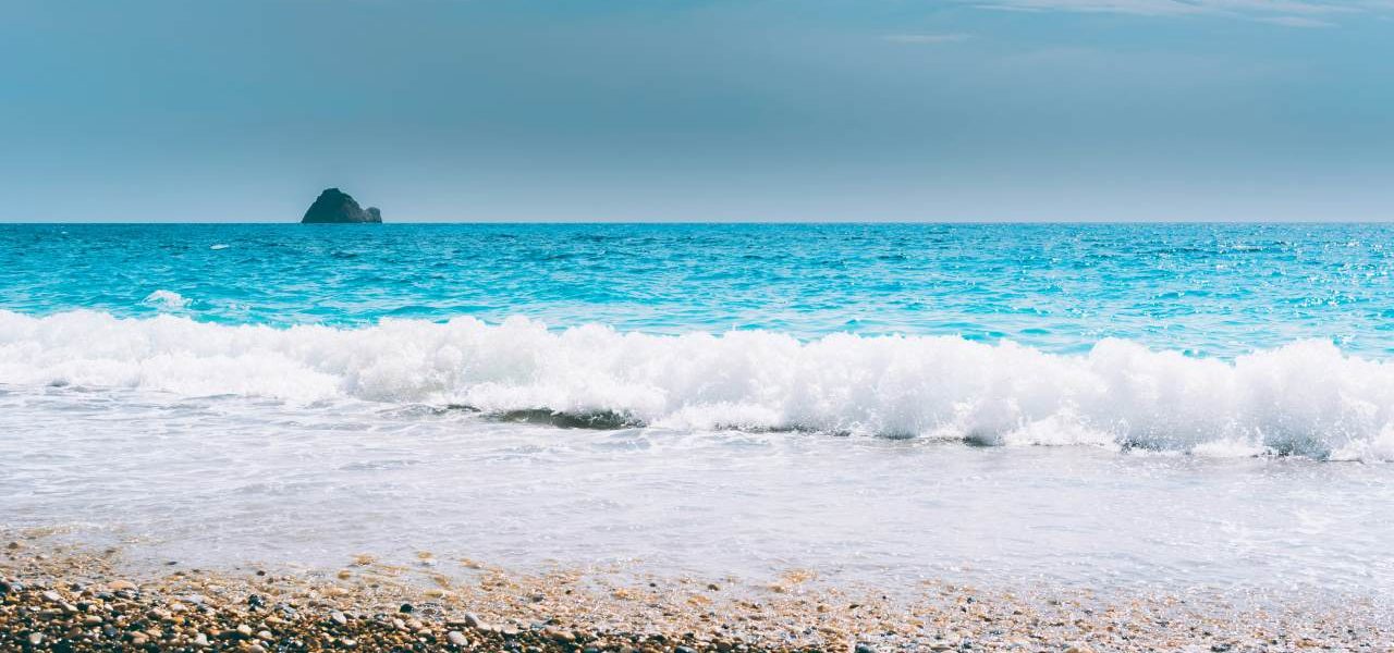 Kiesstrand mit Wellen auf Korfu