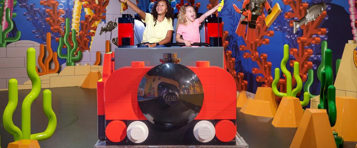 Kinder im Lego Auto im LEGO Discovery Center Washington