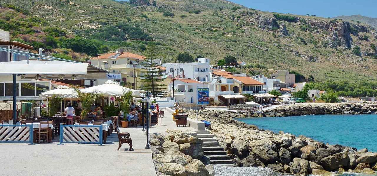 Kolymbari Promenade mit Kieselstrand