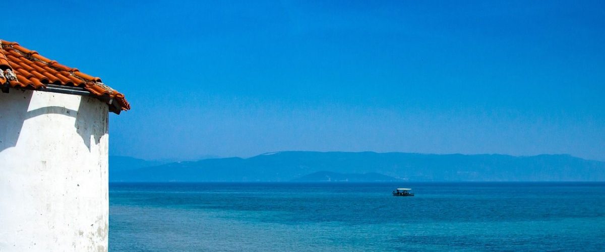 Küste mit Boot vor Korfu