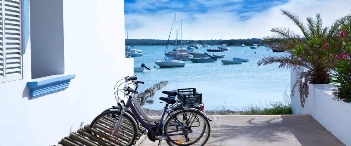 La Savina Fahrrad vor Booten im Hafen