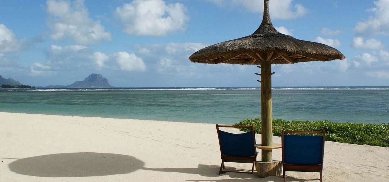 Mauritius Strand Sonnenschirm und Liegestühle