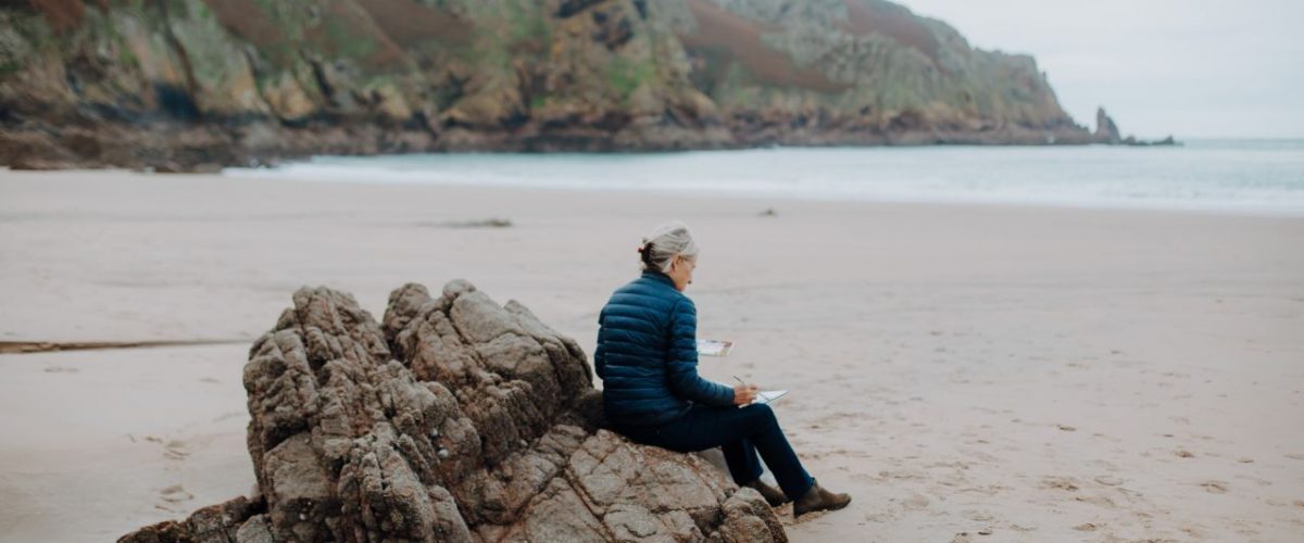 Muße am Strand im Herbst auf Jersey