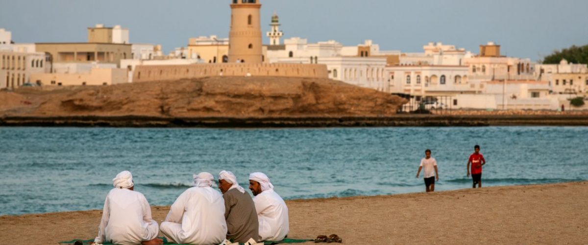 Omanische Männer am Strand von Sur