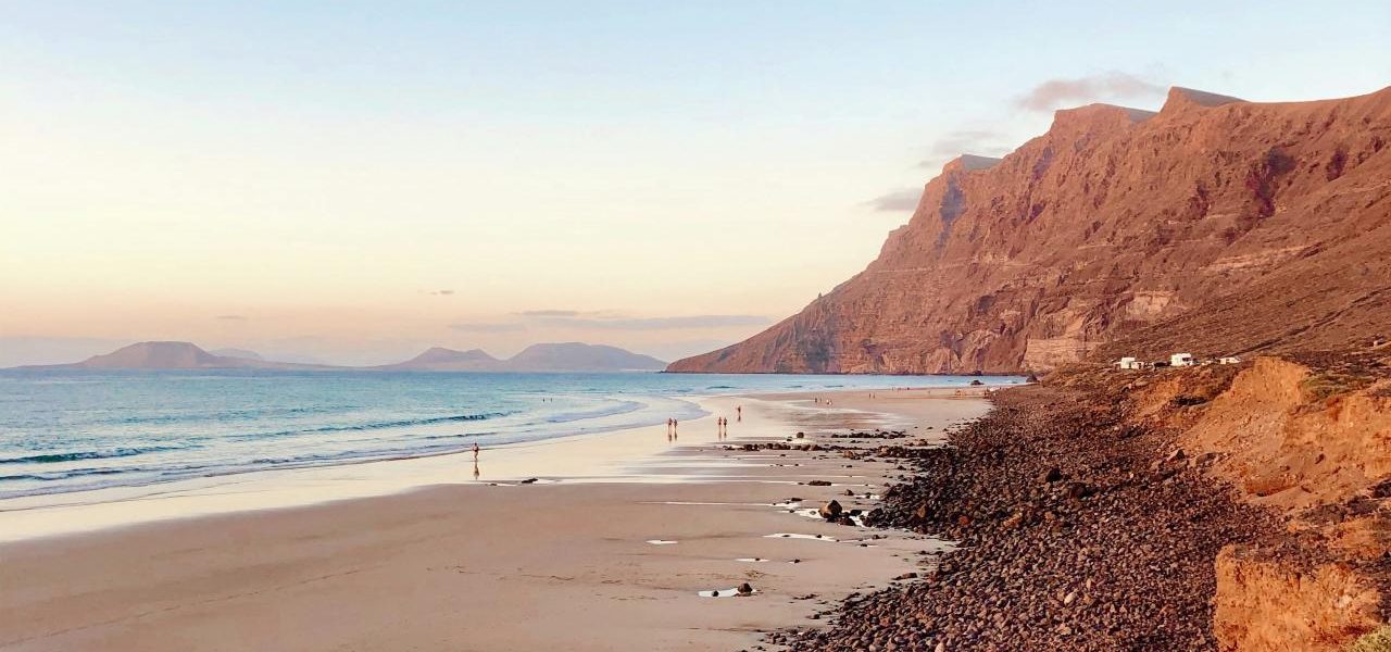 Playa Famara naturbelassener Strand auf Lanzarote