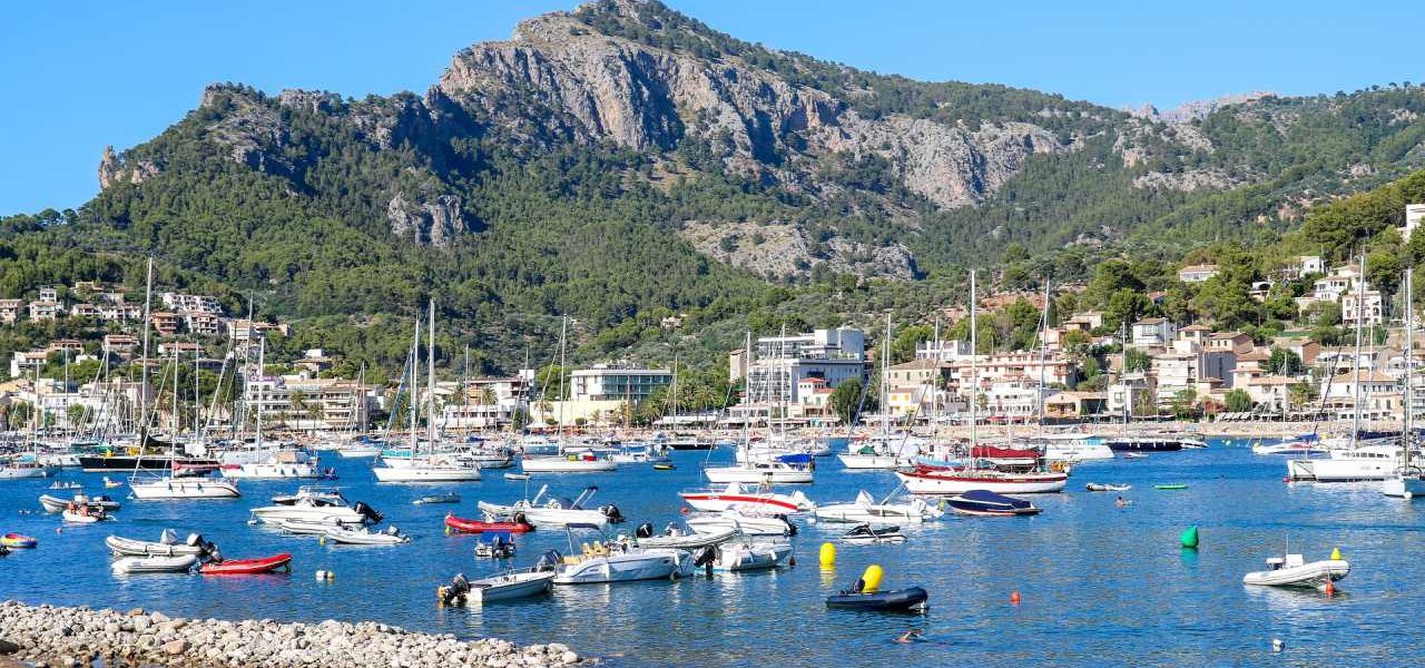 Port de Sóller Hafenbucht mit Booten