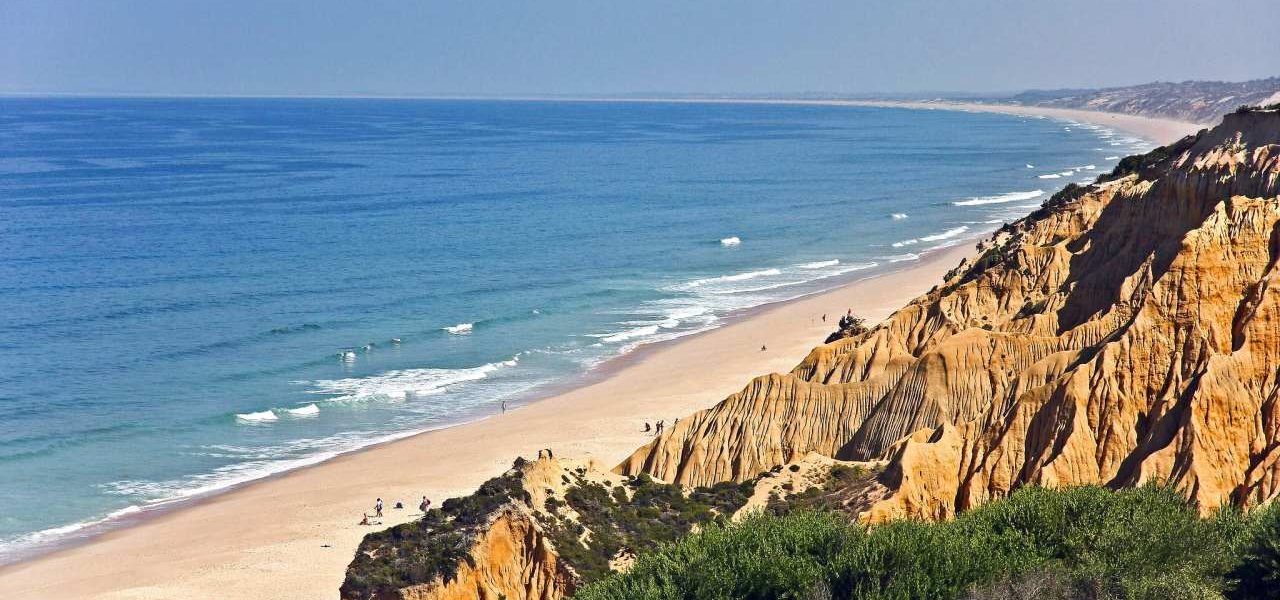 Praia da Galé kilometerlanger Sandstrand