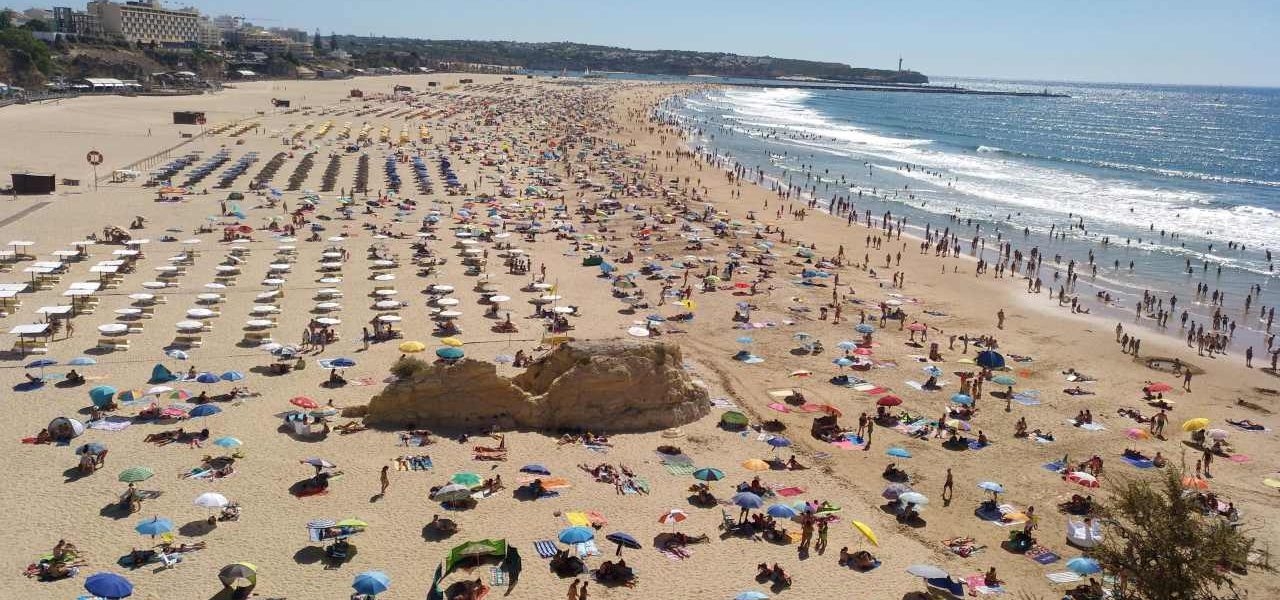 Praia da Rocha belebter Strand