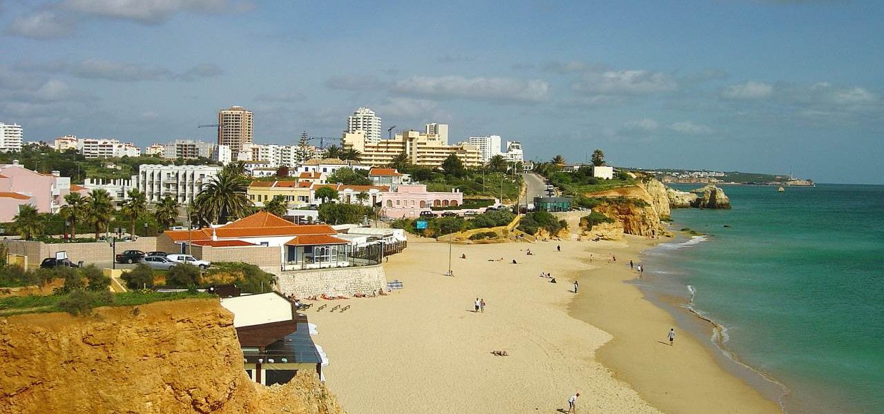 Praia do Vau Strand und Felsenküste