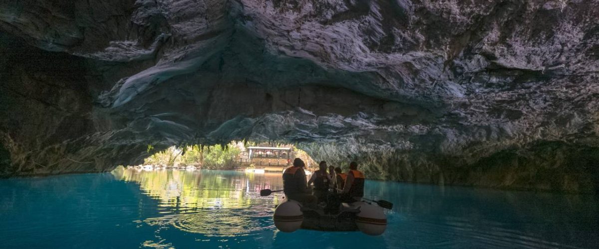 Schlauchbootfahrt durch die Altınbeşik-Höhle