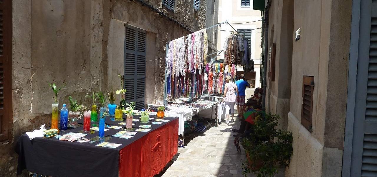 Sineu Mallorca Gasse Marktstände