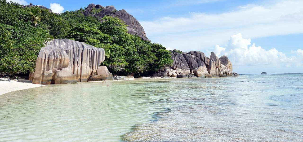 Strand mit Felsen auf den Seychellen