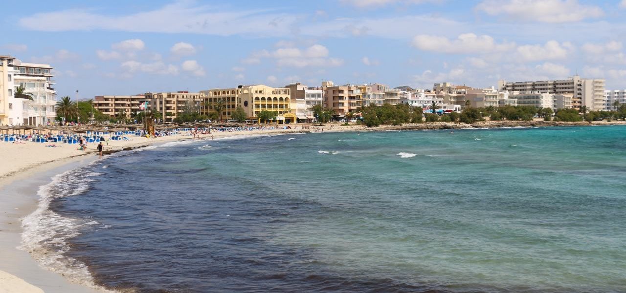 Strand und Promenade von S'Illot