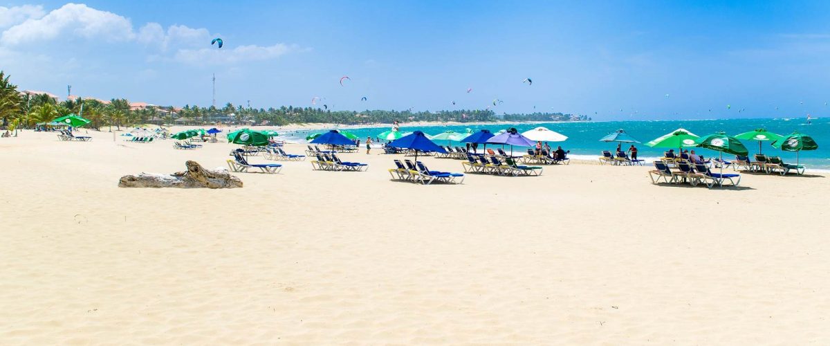 Strand von Cabarete mit Surfern