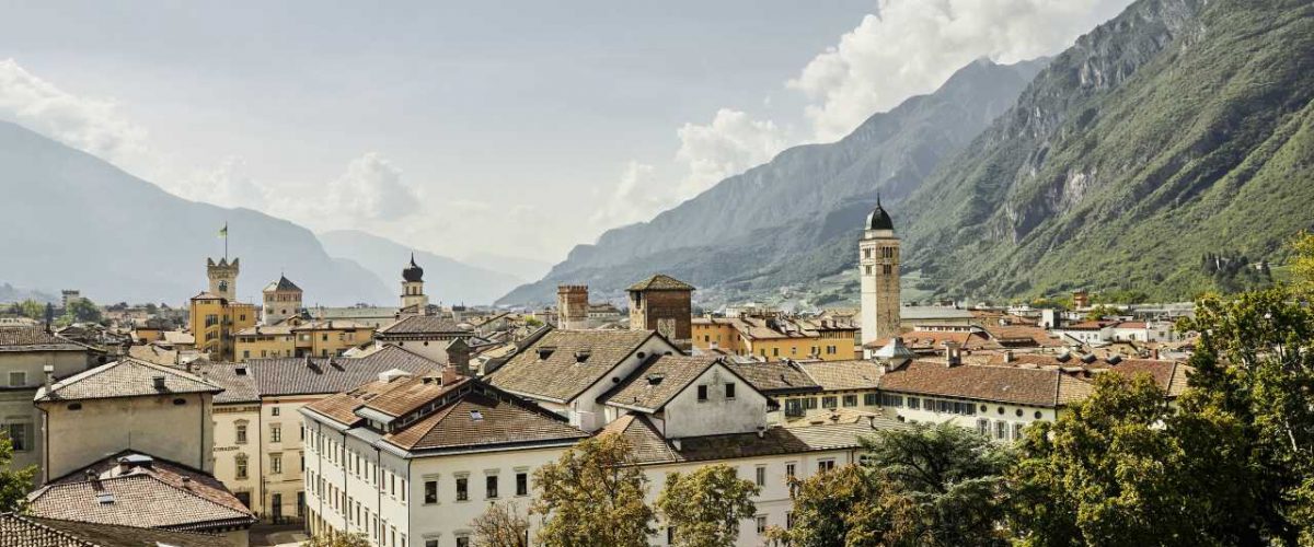 Trento Panorama umgeben von Bergen