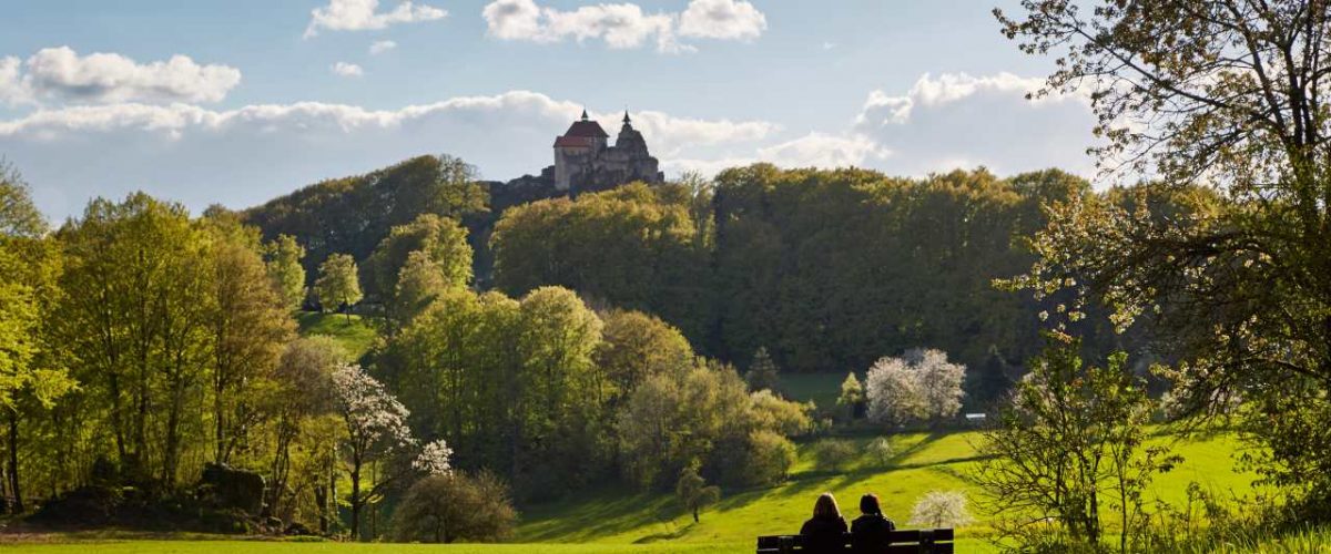 Wandern mit Blick auf Burg Hohenstein