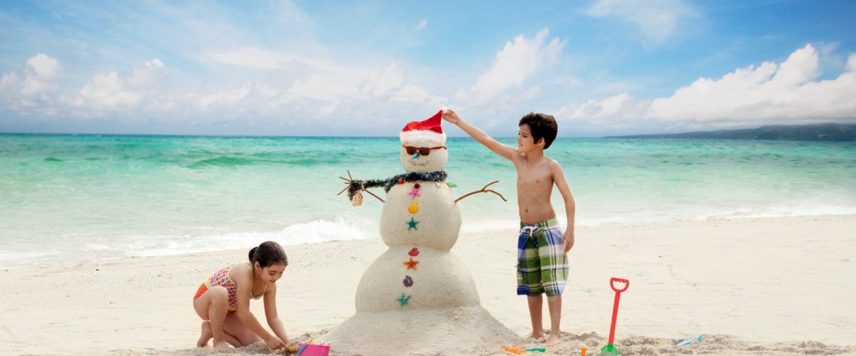 Weihnachtsmann aus Sand auf den Philippinen