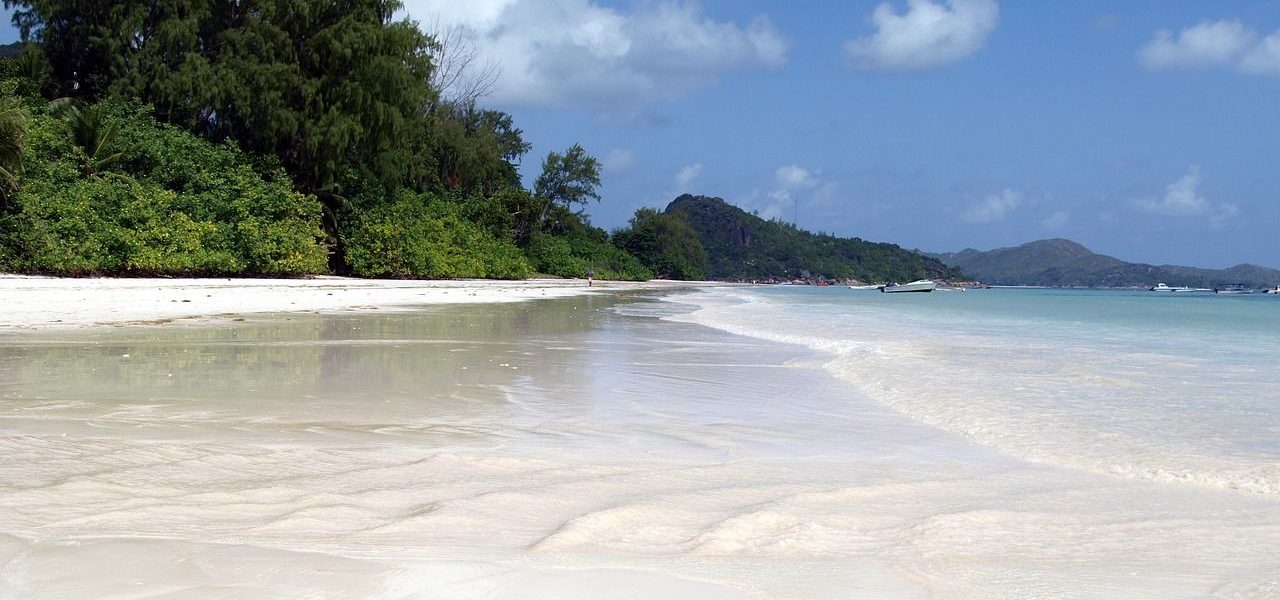 Weißer Traumstrand auf Praslin