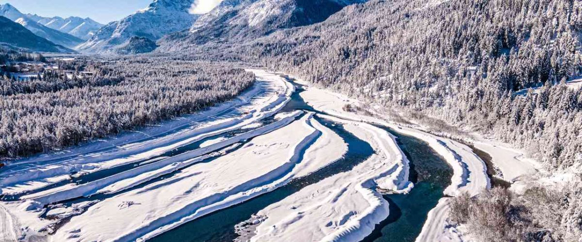 Wildfluss Lech Schneelandschaft